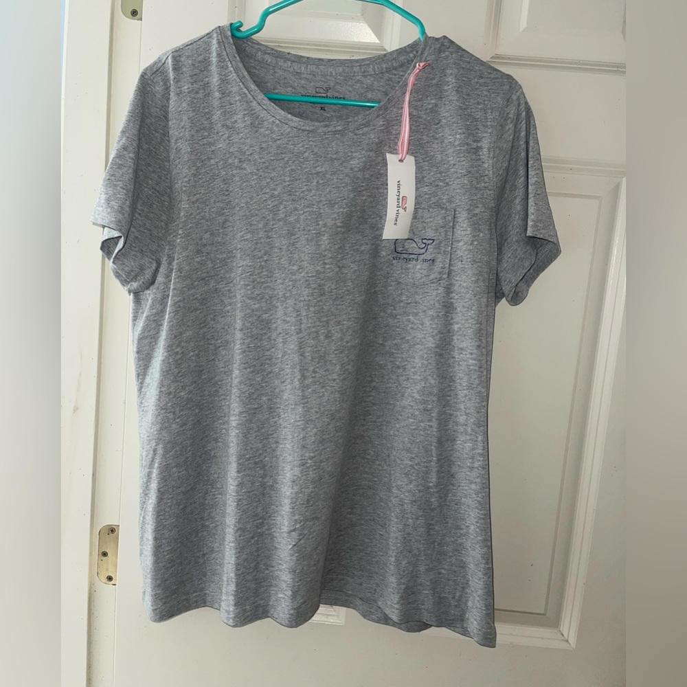 Vineyard vines woman T in size XL never worn. Open to all offers!